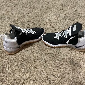 Lebron 18s size 9 black and white